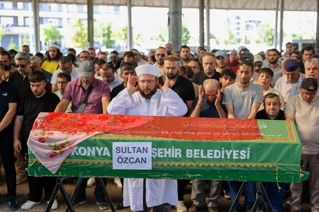 Sultan Özcan: Kırmızılı Kadın son yolculuğuna uğurlandı