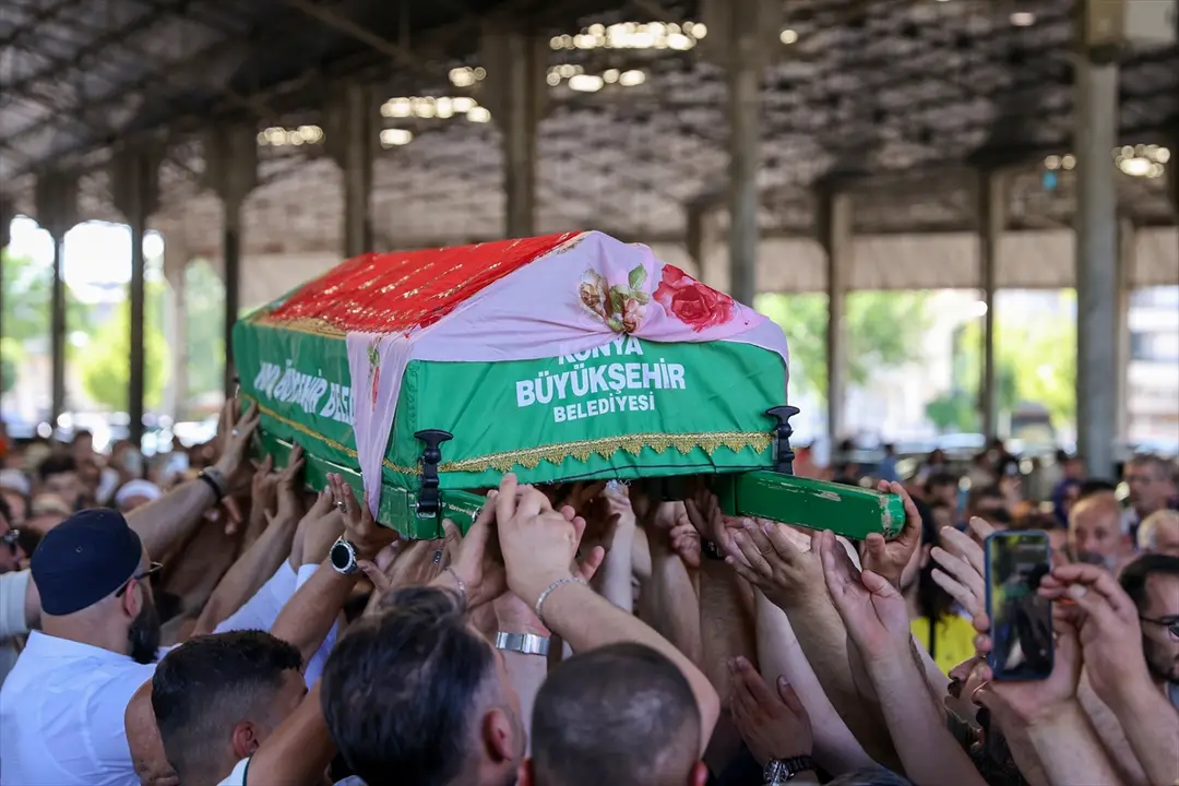 Sultan Özcan: Kırmızılı Kadın son yolculuğuna uğurlandı