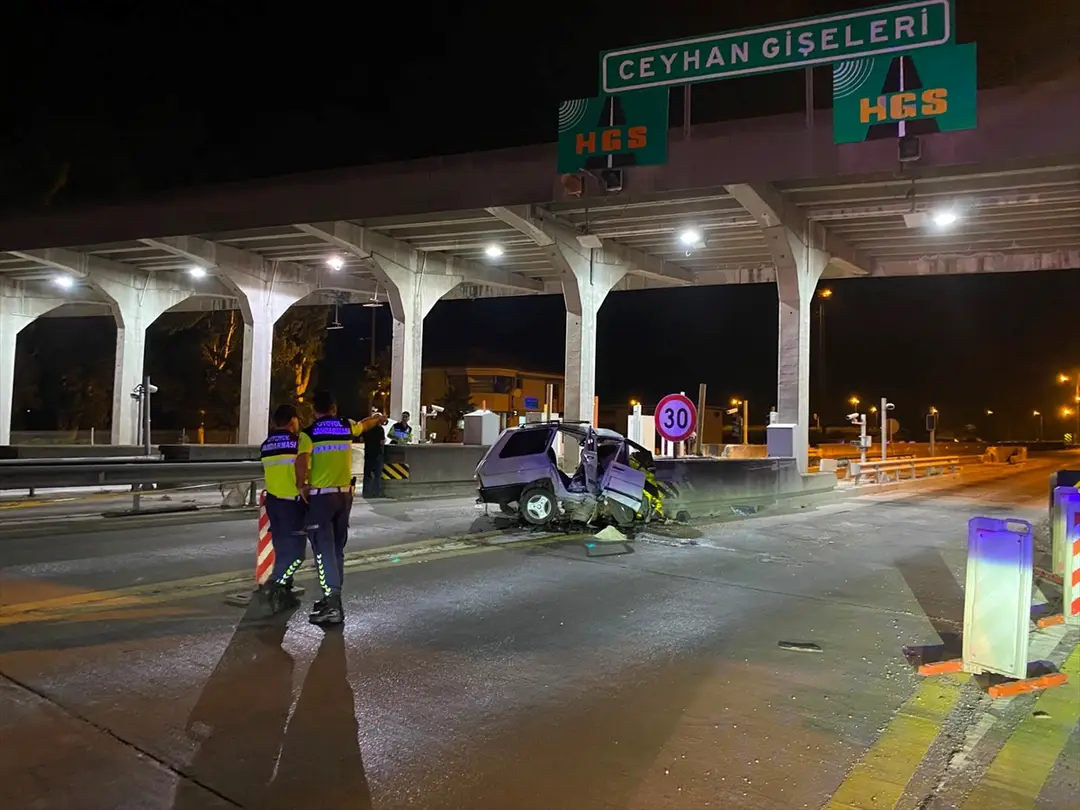 Adana'da bariyerlere çarpan sürücü öldü