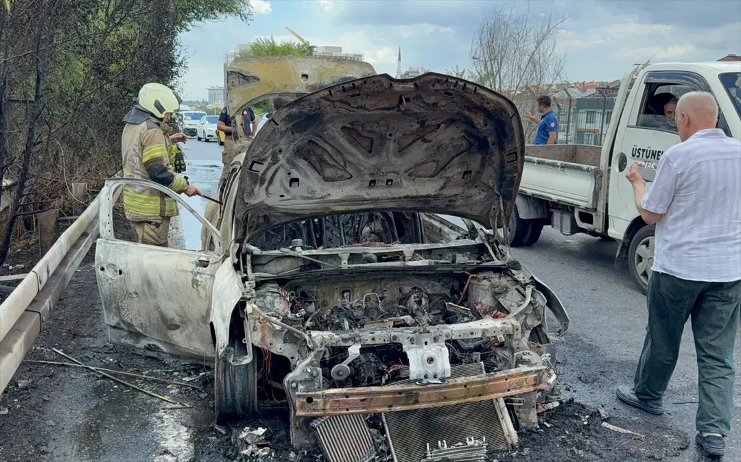 Bayrampaşa'da otomobil alev aldı