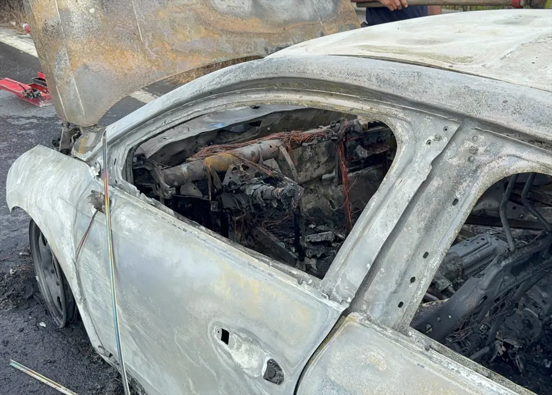 Bayrampaşa'da otomobil alev aldı