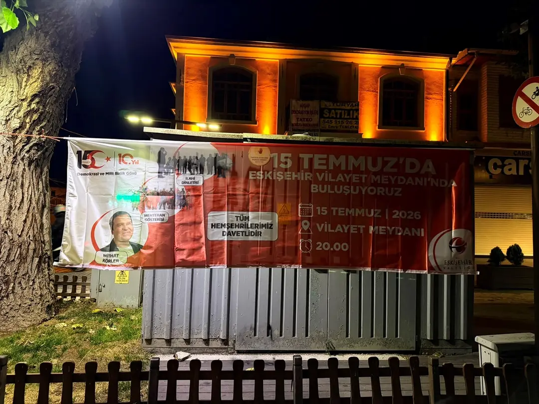 Eskişehir'de 15 Temmuz afişlerini indirdiği iddiasıyla 2 zanlı yakalandı
