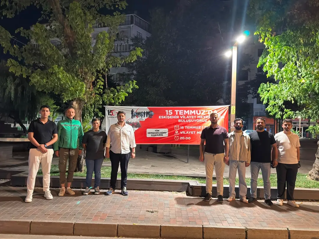 Eskişehir'de 15 Temmuz afişlerini indirdiği iddiasıyla 2 zanlı yakalandı