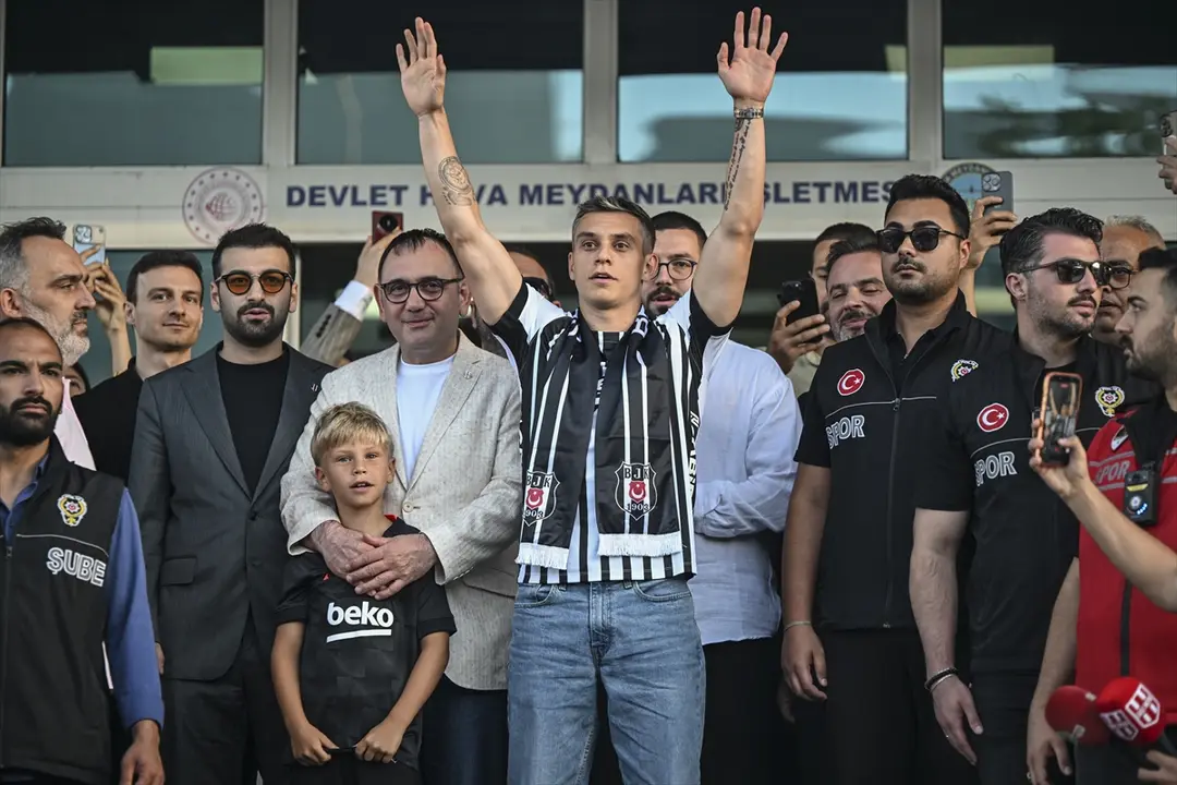 Beşiktaş'ın transfer görüşmelerinde bulunduğu Leandro Trossard, İstanbul'a geldi