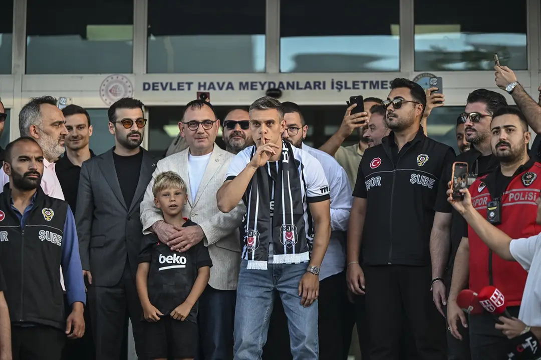 Beşiktaş'ın transfer görüşmelerinde bulunduğu Leandro Trossard, İstanbul'a geldi