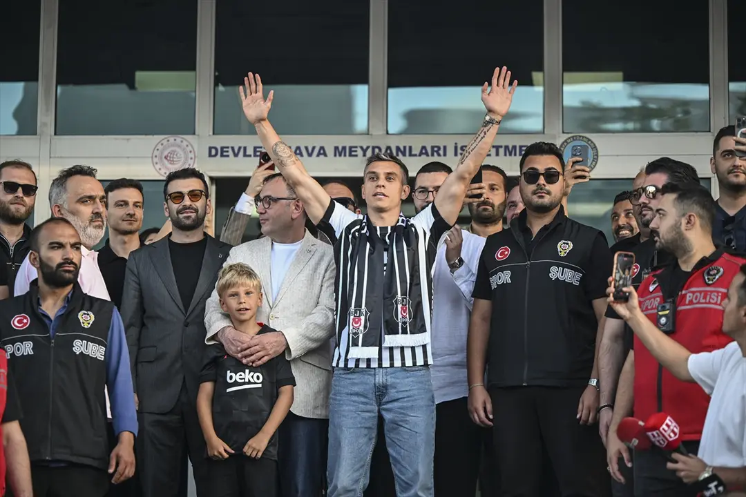 Beşiktaş'ın transfer görüşmelerinde bulunduğu Leandro Trossard, İstanbul'a geldi