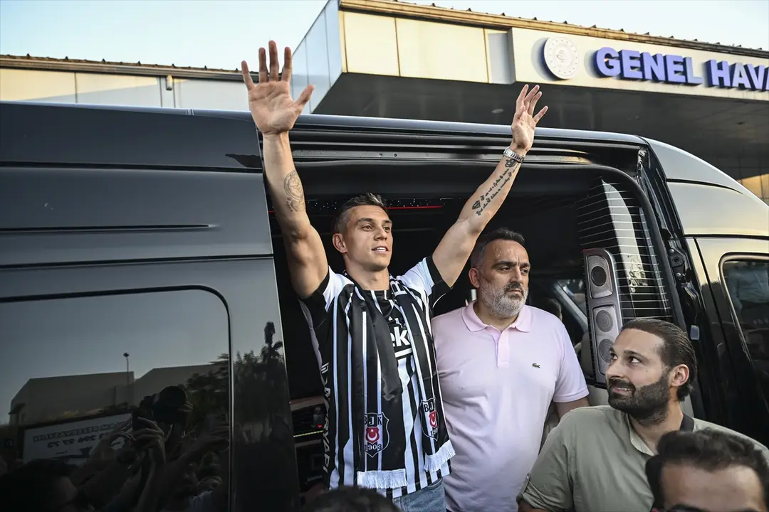 Beşiktaş'ın transfer görüşmelerinde bulunduğu Leandro Trossard, İstanbul'a geldi