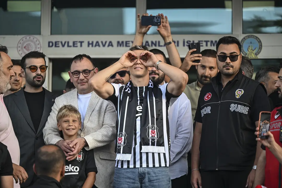 Beşiktaş'ın transfer görüşmelerinde bulunduğu Leandro Trossard, İstanbul'a geldi