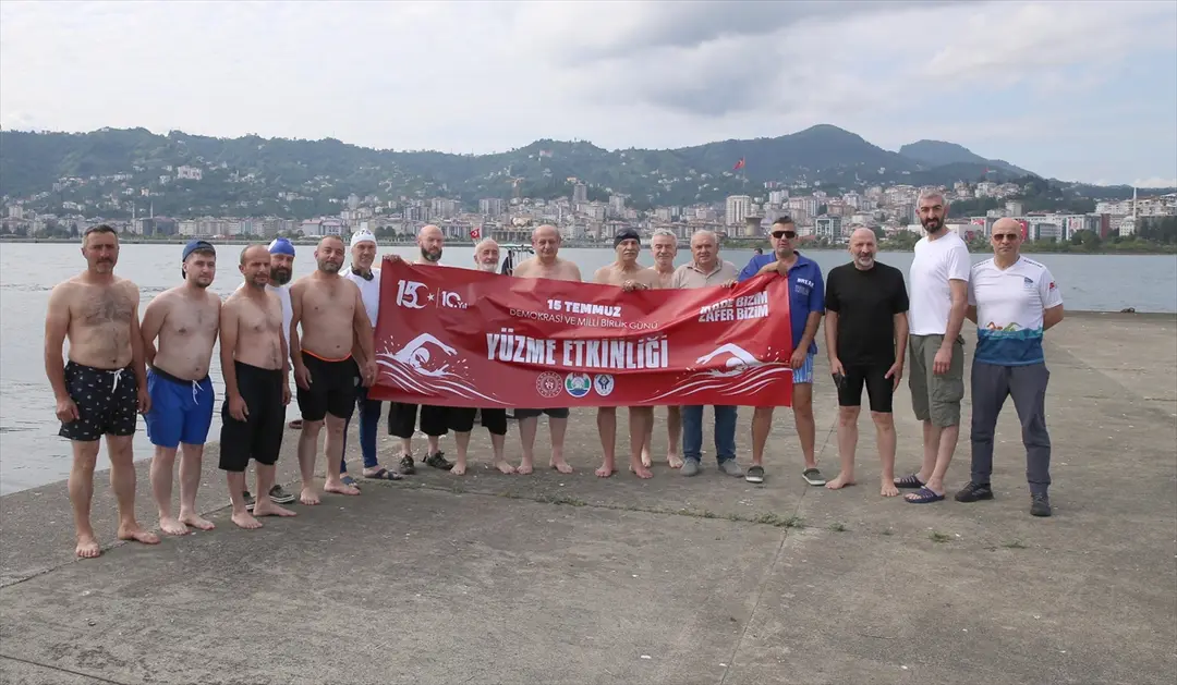15 Temmuz şehitleri için Karadeniz'de kulaç attılar