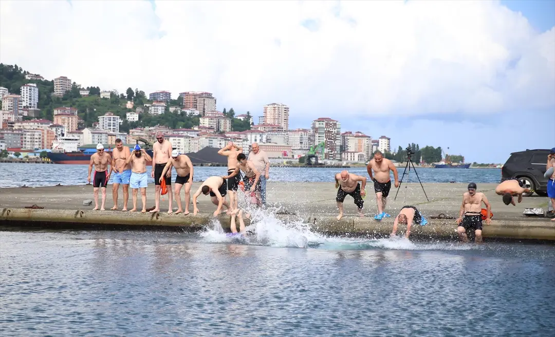 15 Temmuz şehitleri için Karadeniz'de kulaç attılar