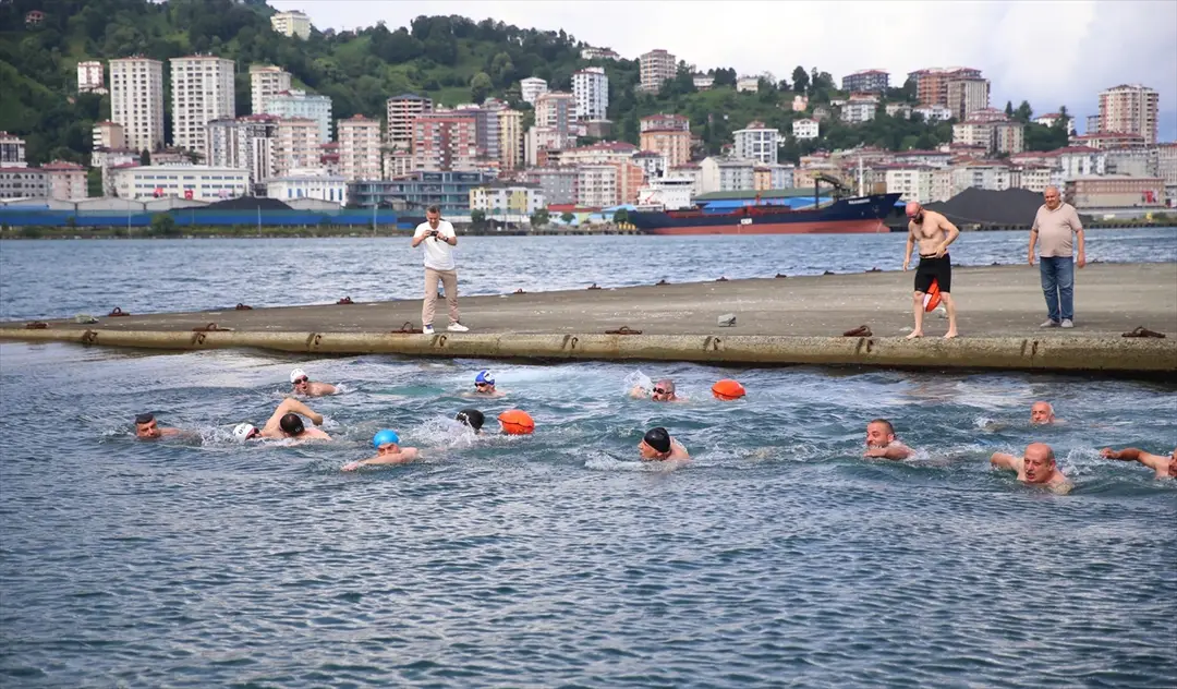 15 Temmuz şehitleri için Karadeniz'de kulaç attılar