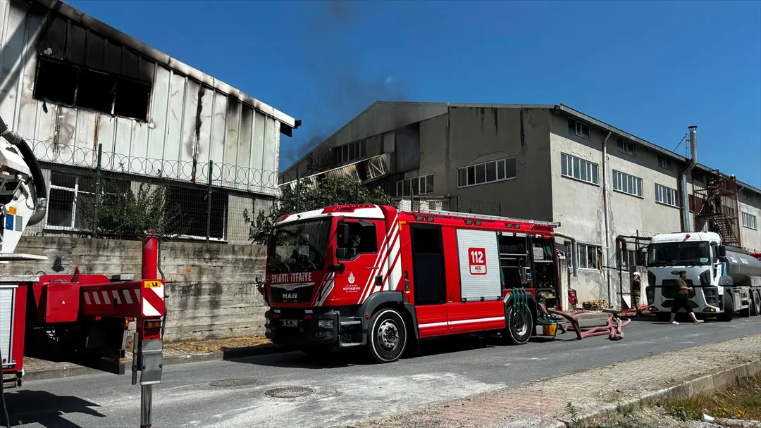 Arnavutköy'de sünger fabrikasında çıkan yangın itfaiye ekiplerince söndürüldü