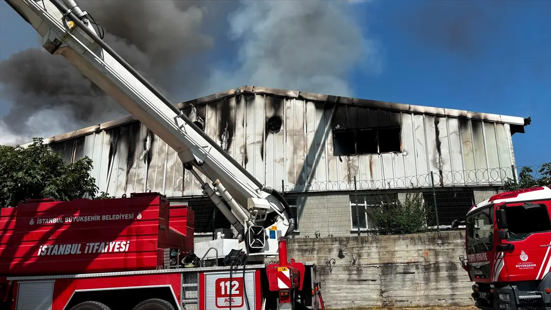 Arnavutköy'de sünger fabrikasında çıkan yangın itfaiye ekiplerince söndürüldü