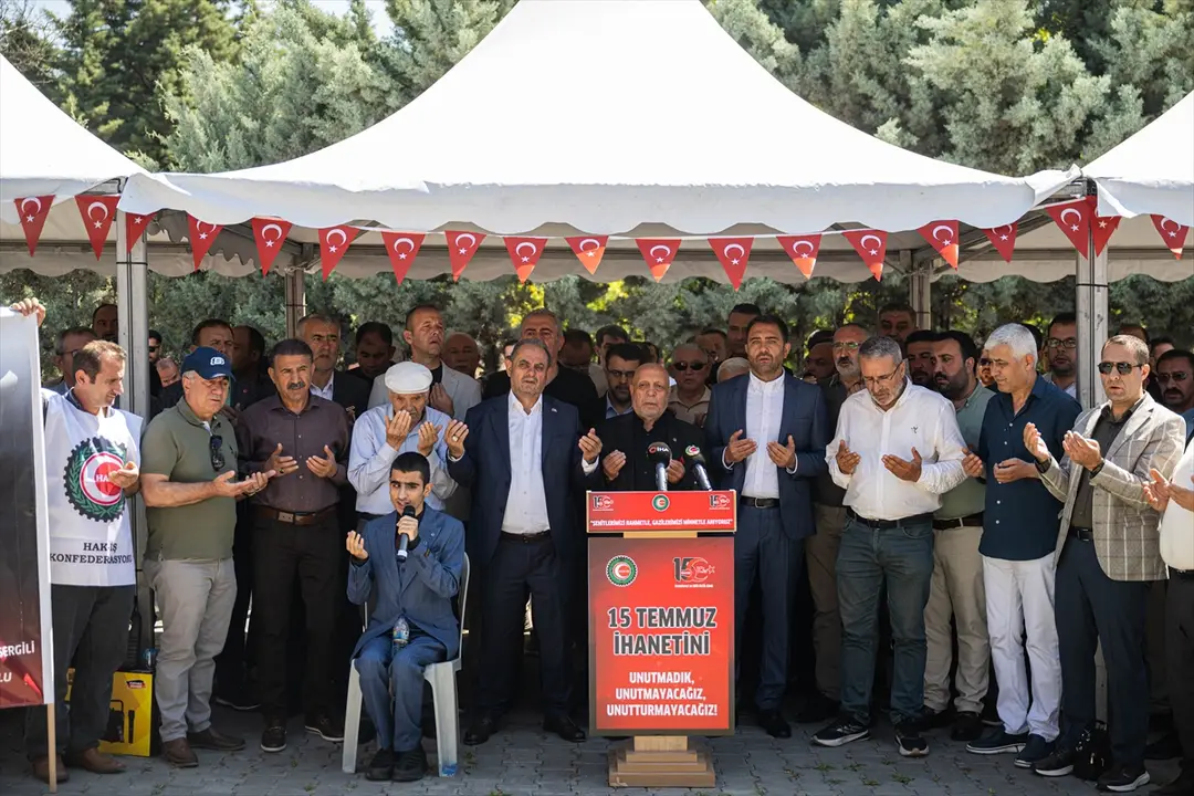 HAK-İŞ: 15 Temmuz şehitleri kabirleri başında anıldı