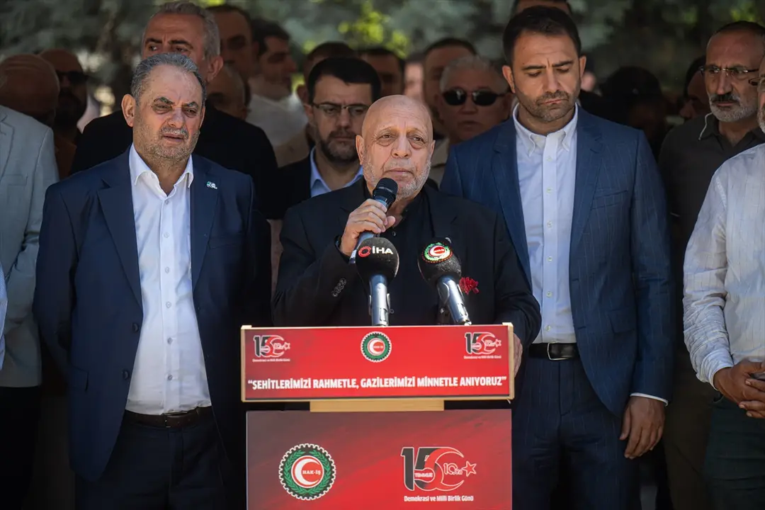 HAK-İŞ: 15 Temmuz şehitleri kabirleri başında anıldı