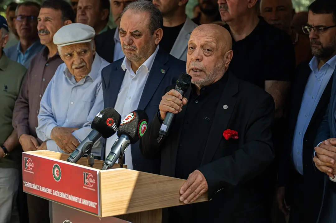 HAK-İŞ: 15 Temmuz şehitleri kabirleri başında anıldı