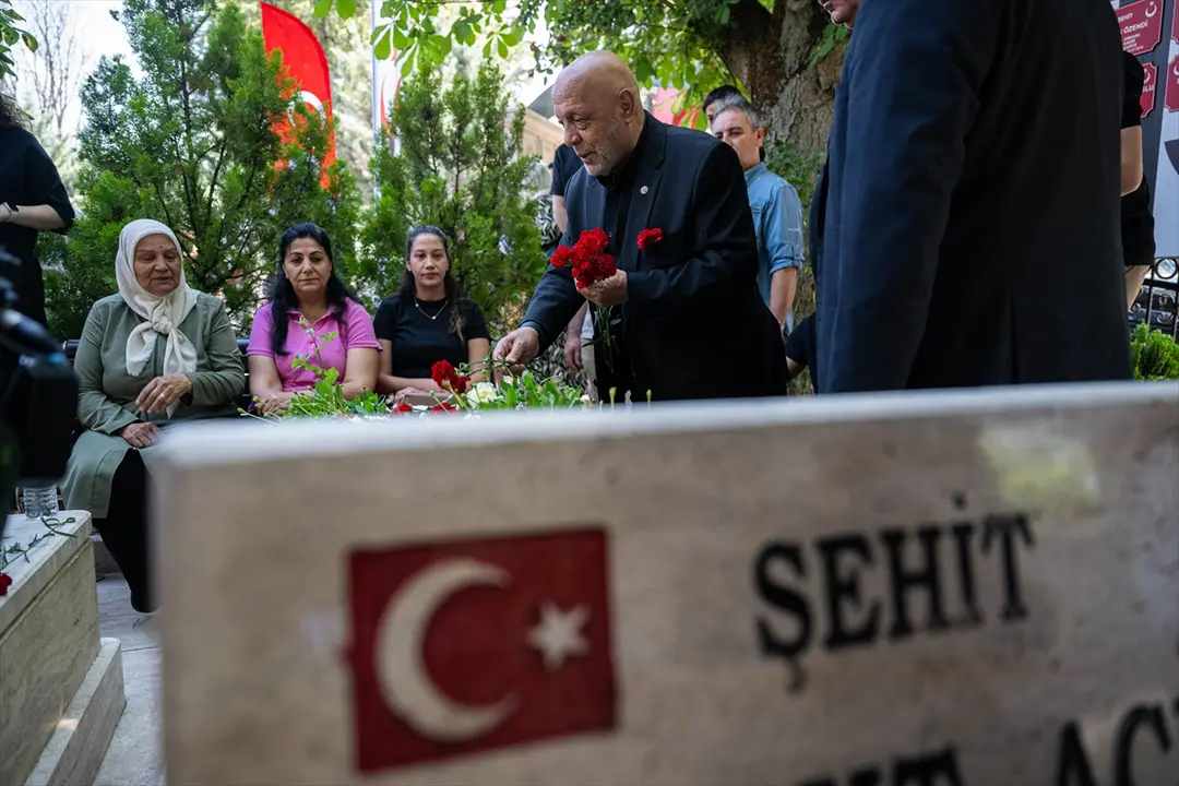 HAK-İŞ: 15 Temmuz şehitleri kabirleri başında anıldı