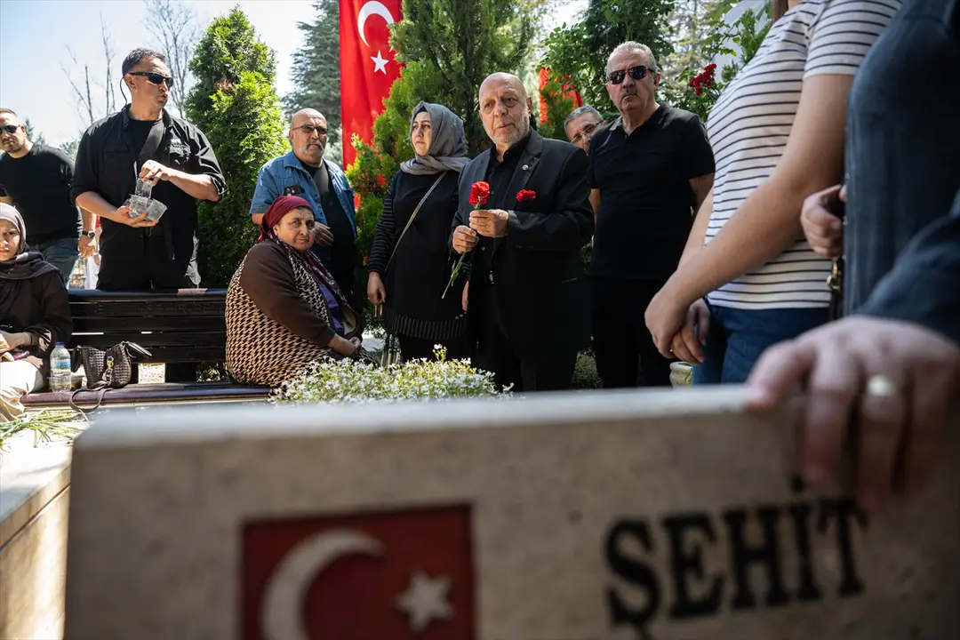 HAK-İŞ: 15 Temmuz şehitleri kabirleri başında anıldı