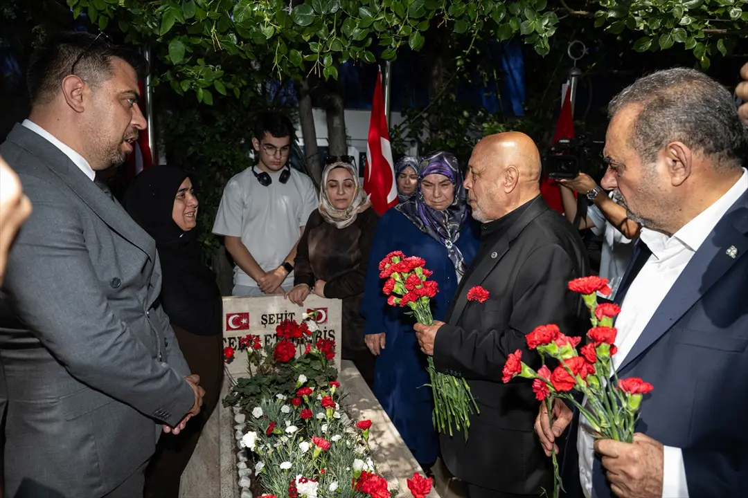 HAK-İŞ: 15 Temmuz şehitleri kabirleri başında anıldı