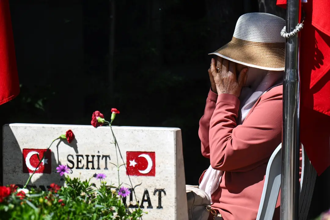 HAK-İŞ: 15 Temmuz şehitleri kabirleri başında anıldı