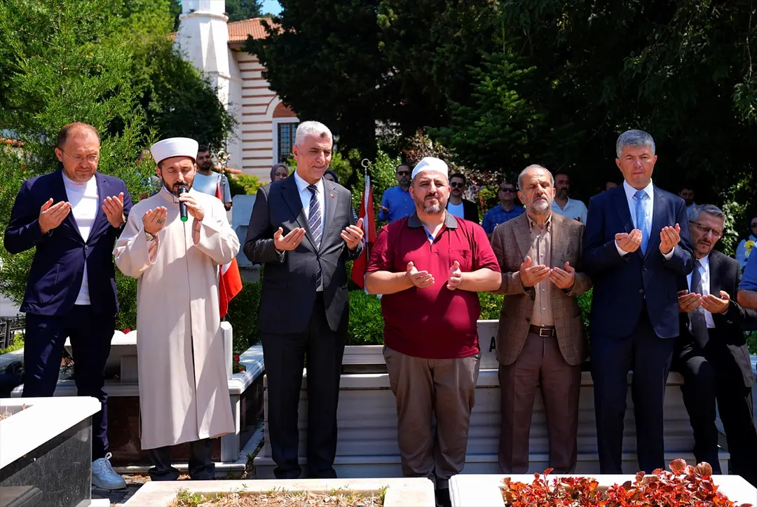 Ticaret Bakanı Bolat, Çengelköy Mezarlığı'nda 15 Temmuz şehitlerinin kabirlerini ziyaret etti: