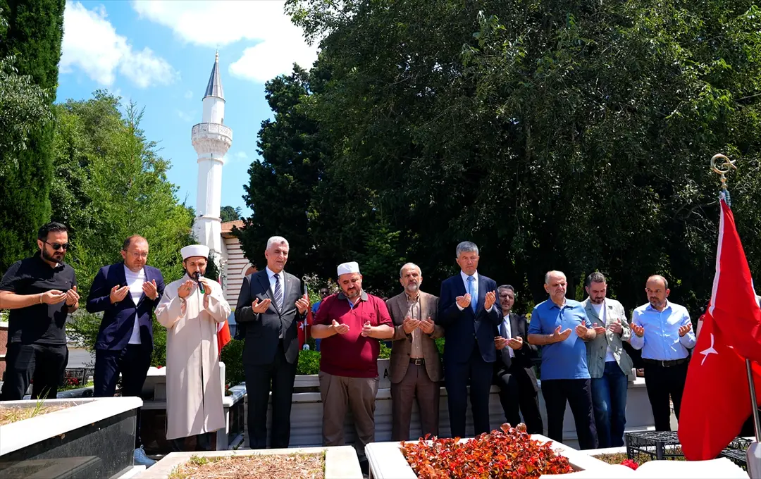 Ticaret Bakanı Bolat, Çengelköy Mezarlığı'nda 15 Temmuz şehitlerinin kabirlerini ziyaret etti: