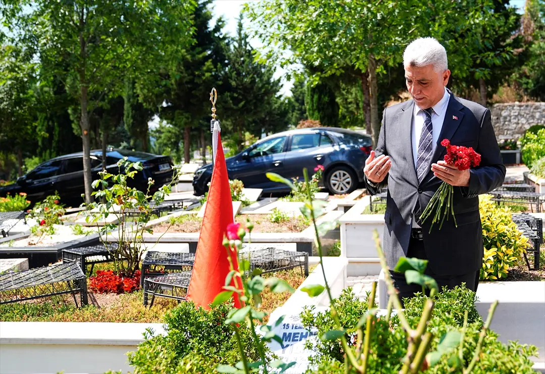 Ticaret Bakanı Bolat, Çengelköy Mezarlığı'nda 15 Temmuz şehitlerinin kabirlerini ziyaret etti: