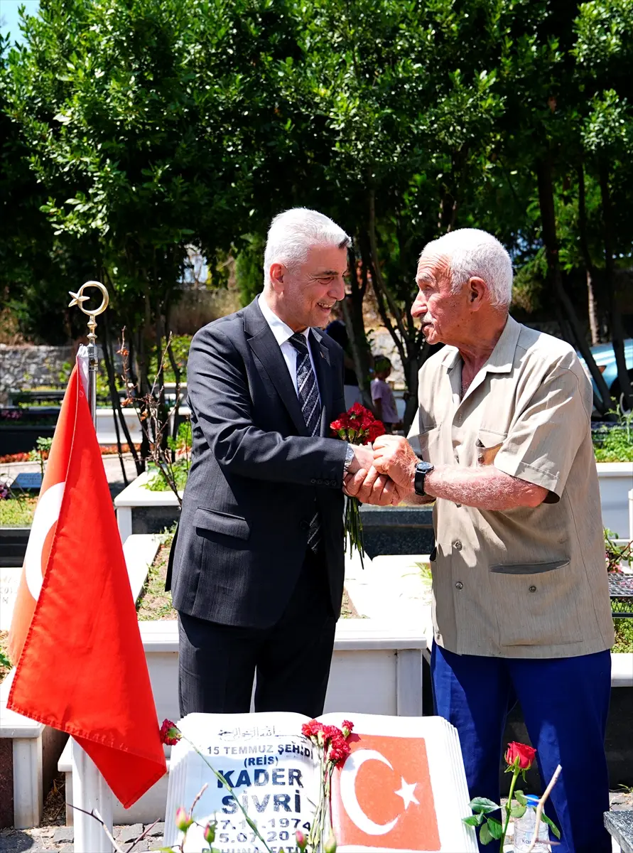 Ticaret Bakanı Bolat, Çengelköy Mezarlığı'nda 15 Temmuz şehitlerinin kabirlerini ziyaret etti: