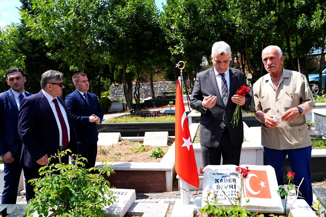 Ticaret Bakanı Bolat, Çengelköy Mezarlığı'nda 15 Temmuz şehitlerinin kabirlerini ziyaret etti: