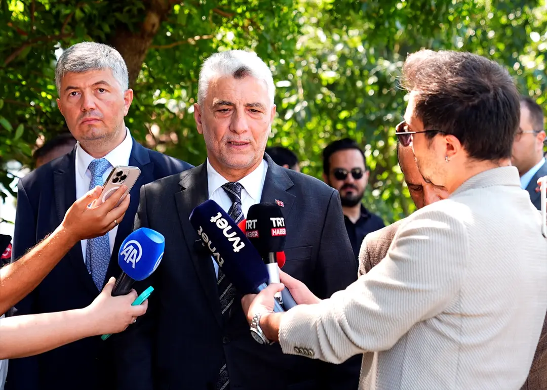 Ticaret Bakanı Bolat, Çengelköy Mezarlığı'nda 15 Temmuz şehitlerinin kabirlerini ziyaret etti: