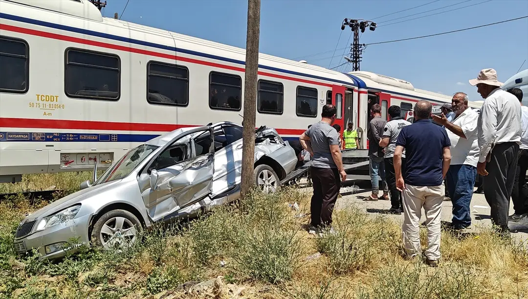 Muş'ta tren otomobile çarptı: 3 yaralı