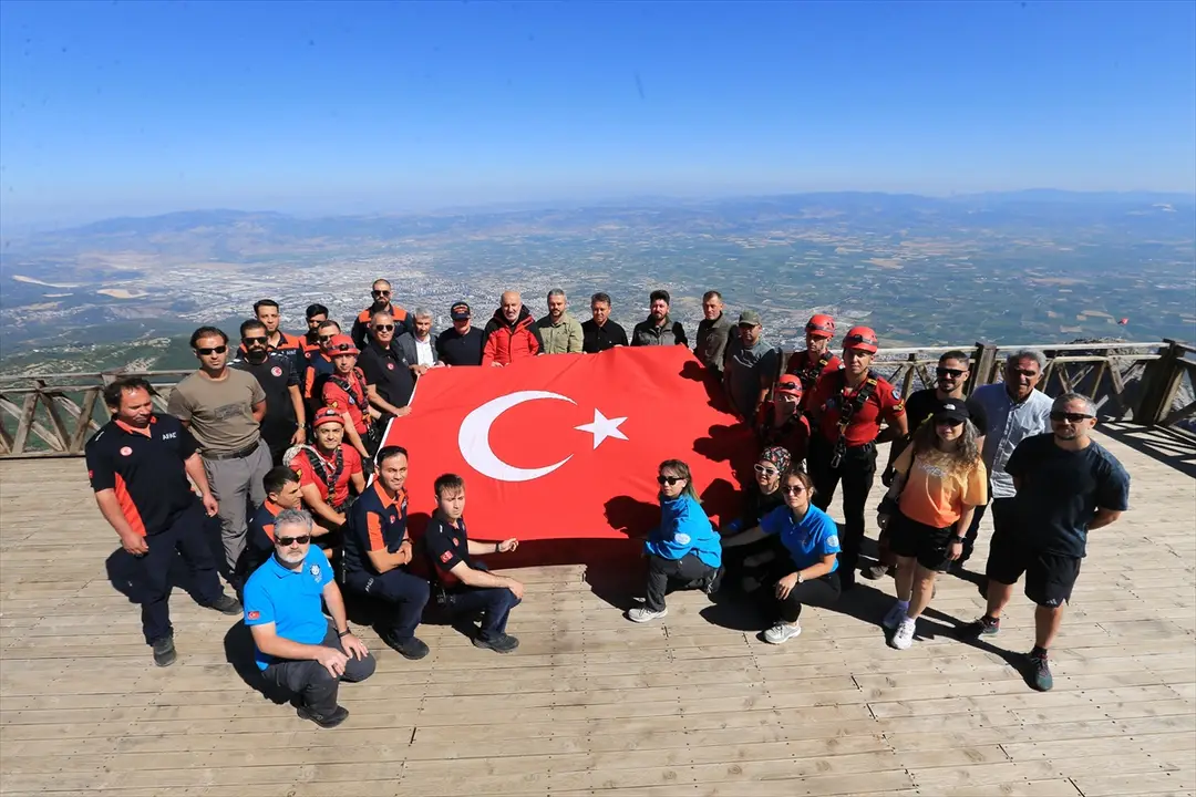 Spil Dağı'ndaki Türk Bayrağı Yenilendi