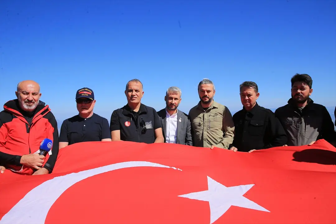 Spil Dağı'ndaki Türk Bayrağı Yenilendi