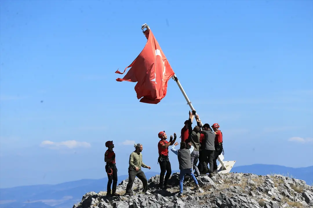 Spil Dağı'ndaki Türk Bayrağı Yenilendi