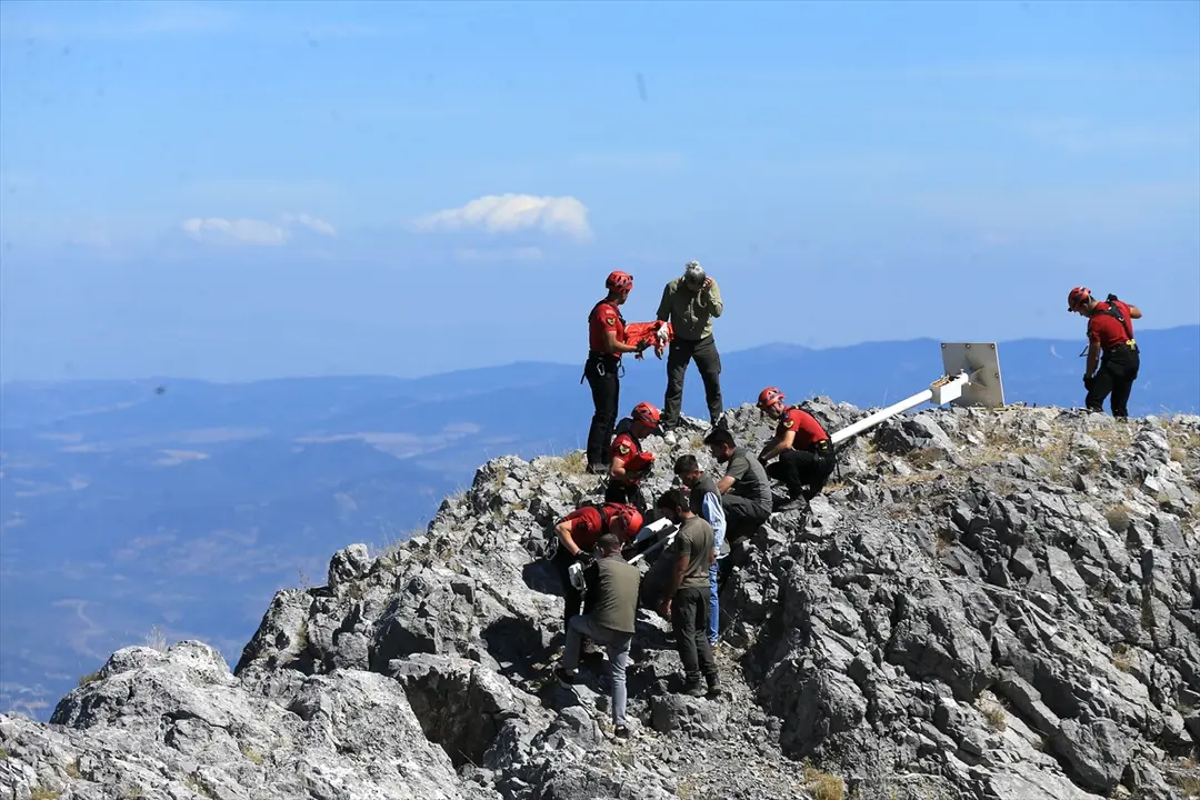 Spil Dağı'ndaki Türk Bayrağı Yenilendi