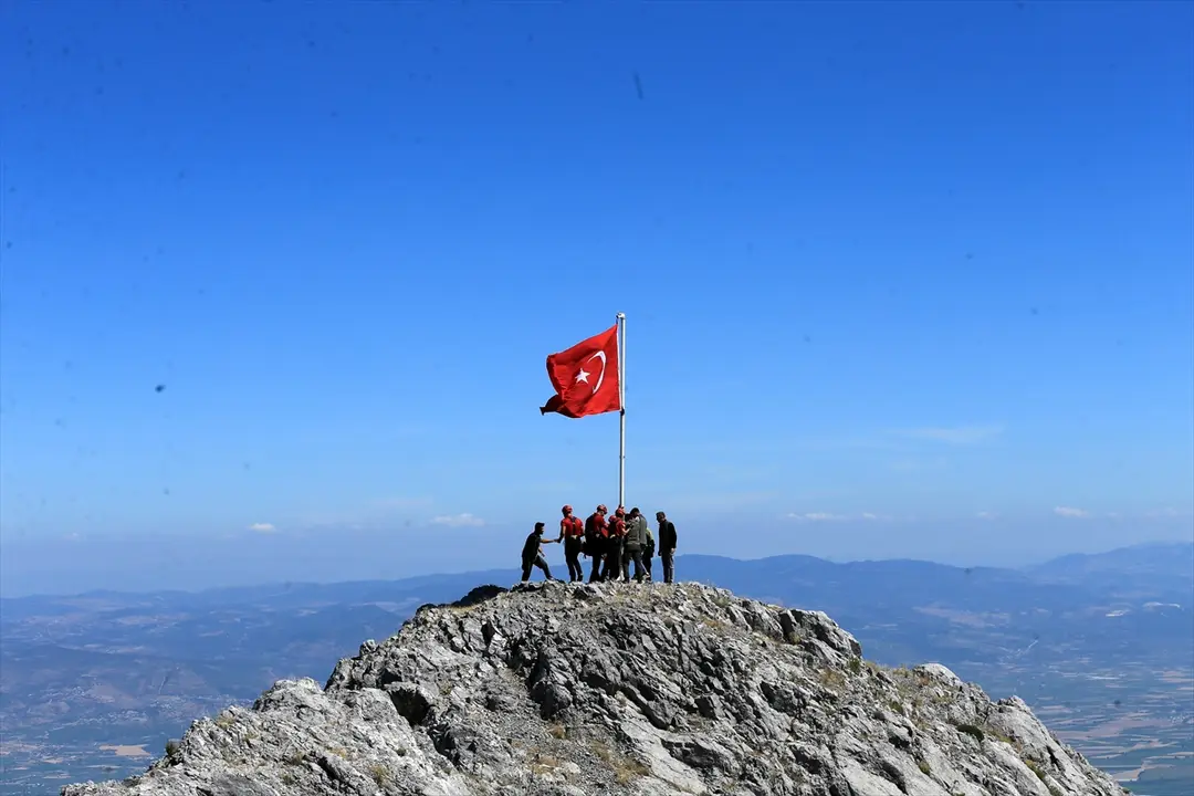 Spil Dağı'ndaki Türk Bayrağı Yenilendi