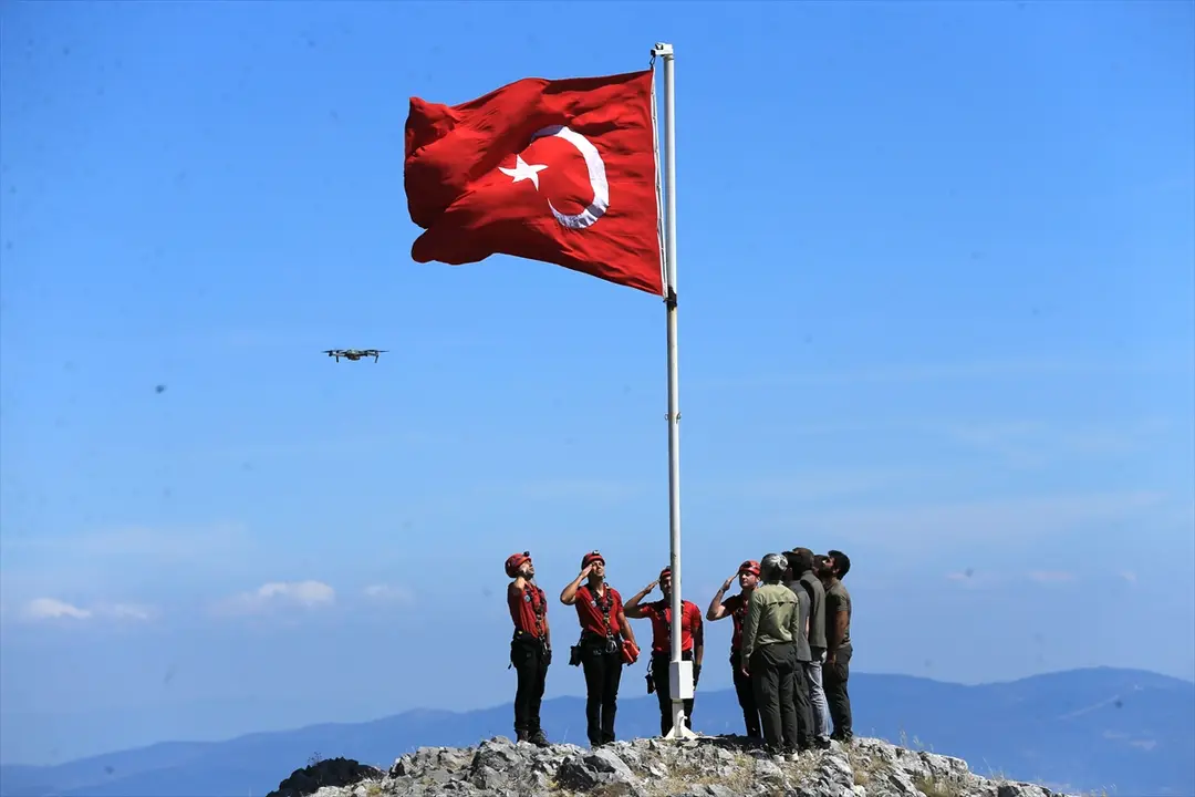 Spil Dağı'ndaki Türk Bayrağı Yenilendi