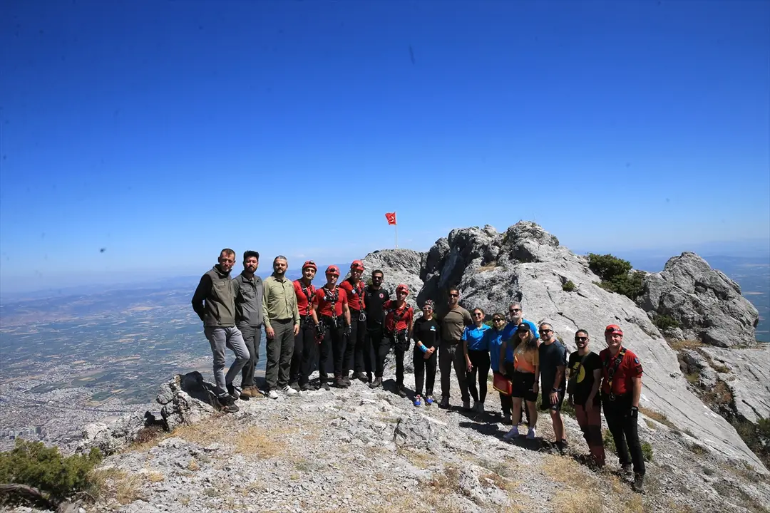 Spil Dağı'ndaki Türk Bayrağı Yenilendi