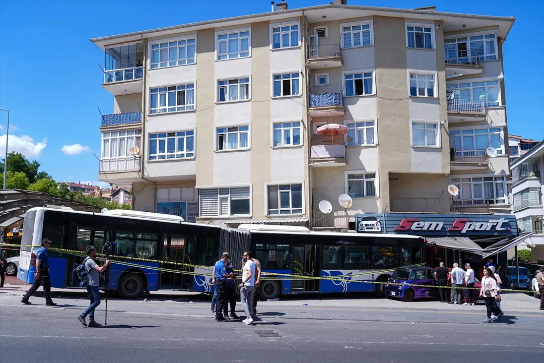 Ankara'da kontrolden çıkan EGO otobüsü iş yerine çarptı