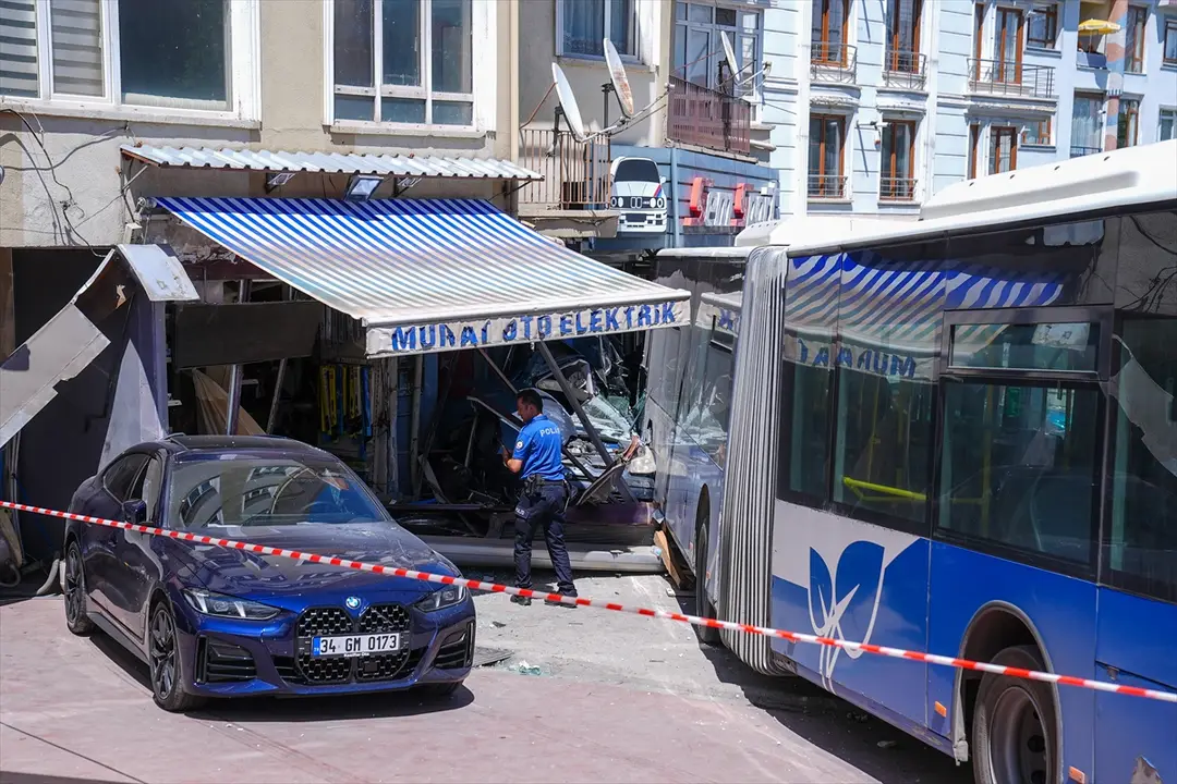 Ankara'da kontrolden çıkan EGO otobüsü iş yerine çarptı