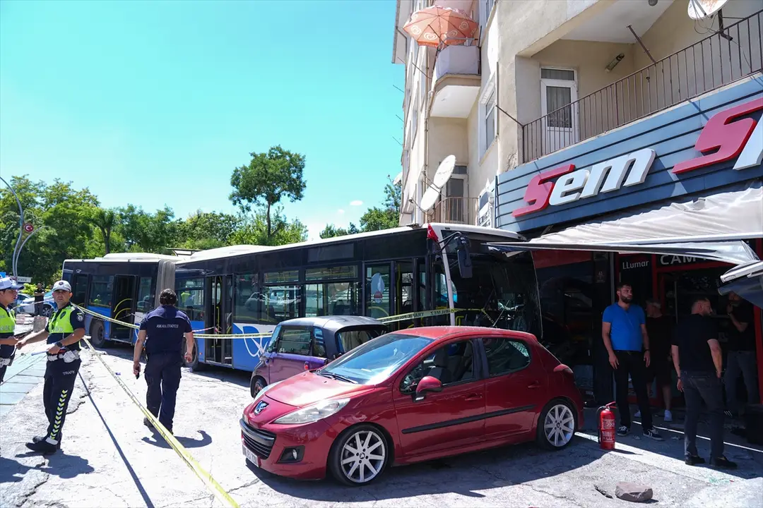Ankara'da kontrolden çıkan EGO otobüsü iş yerine çarptı