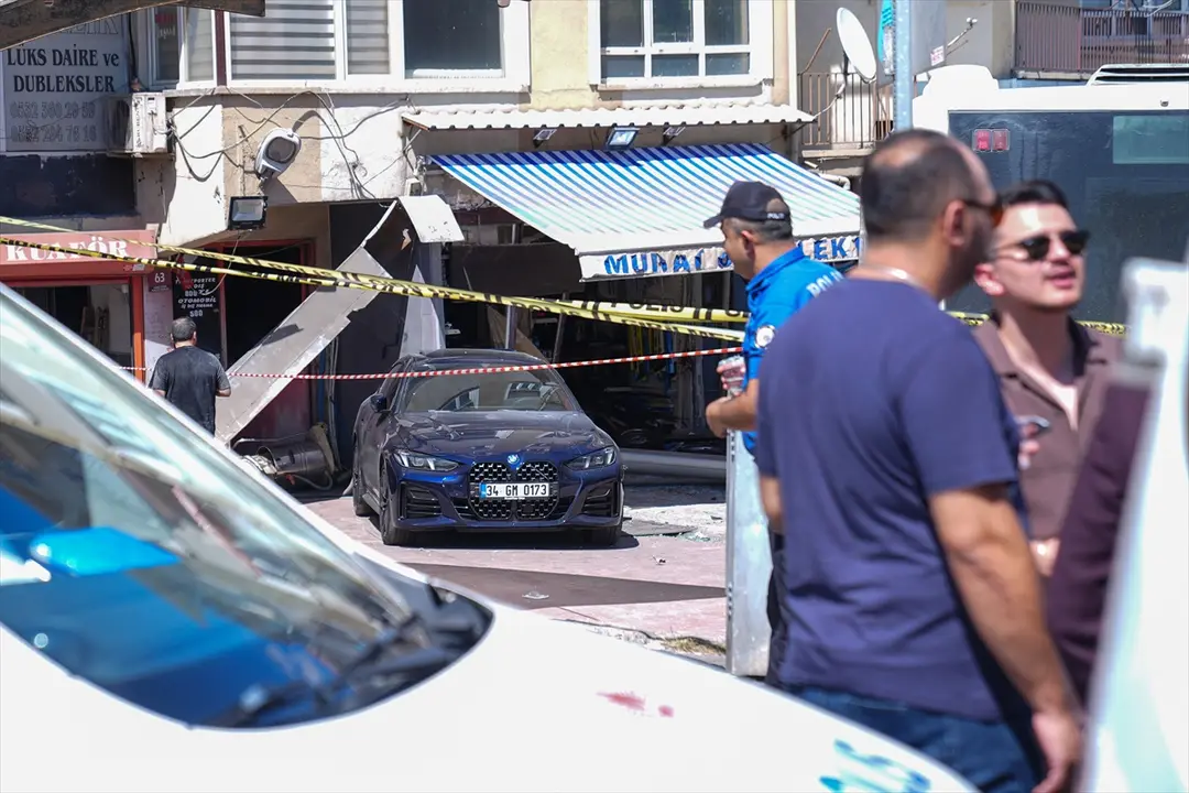 Ankara'da kontrolden çıkan EGO otobüsü iş yerine çarptı