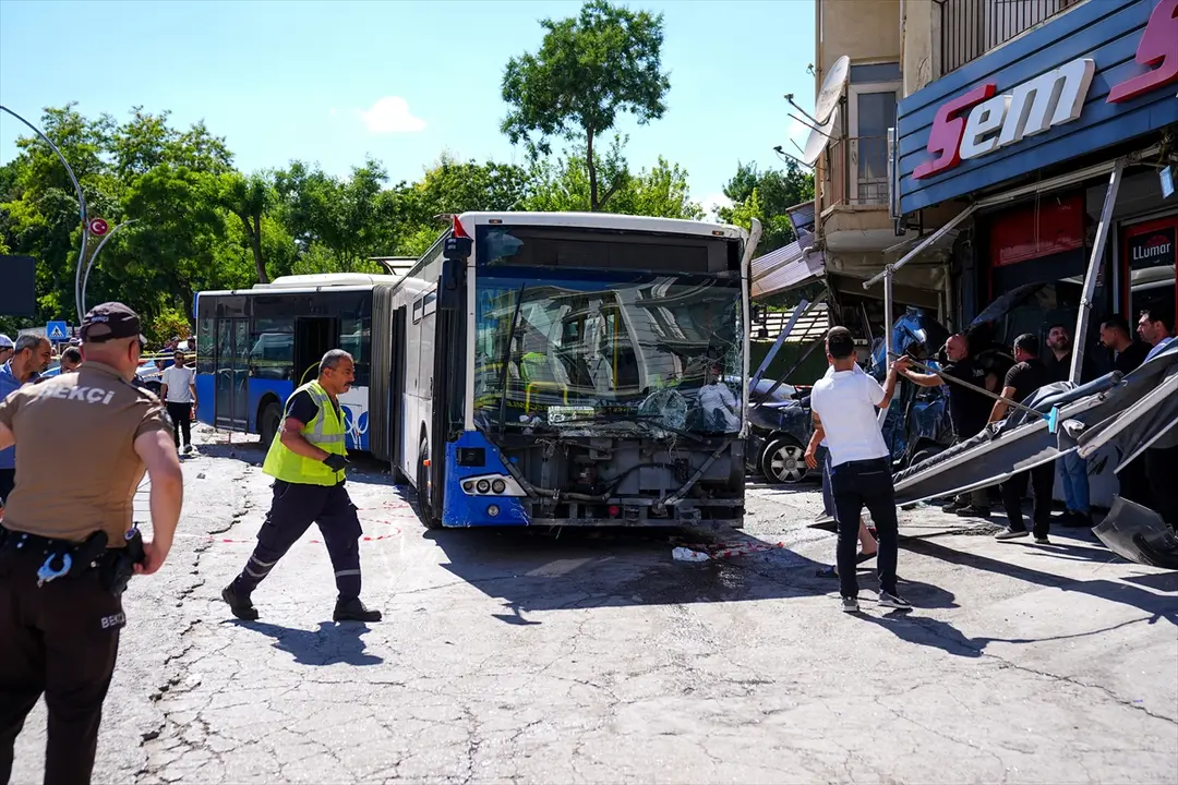 Ankara'da kontrolden çıkan EGO otobüsü iş yerine çarptı