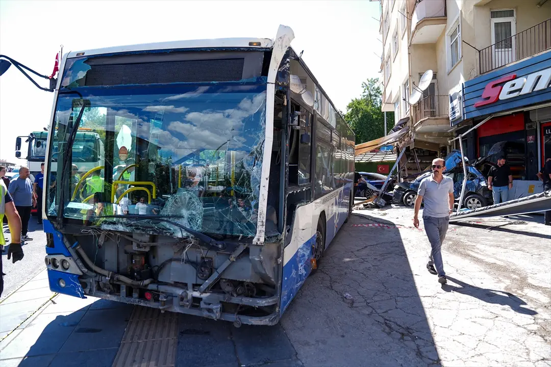 Ankara'da kontrolden çıkan EGO otobüsü iş yerine çarptı