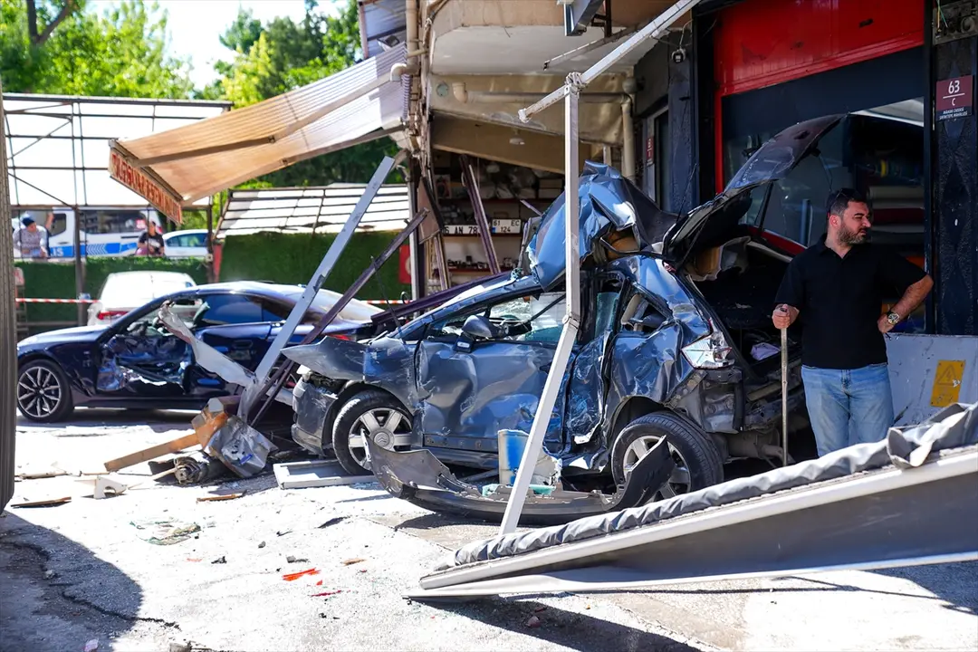 Ankara'da kontrolden çıkan EGO otobüsü iş yerine çarptı