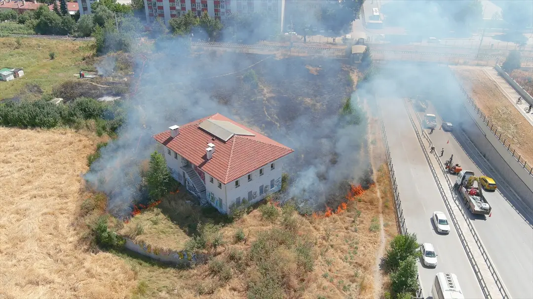 Kütahya'da otluk alanda yangın söndürüldü