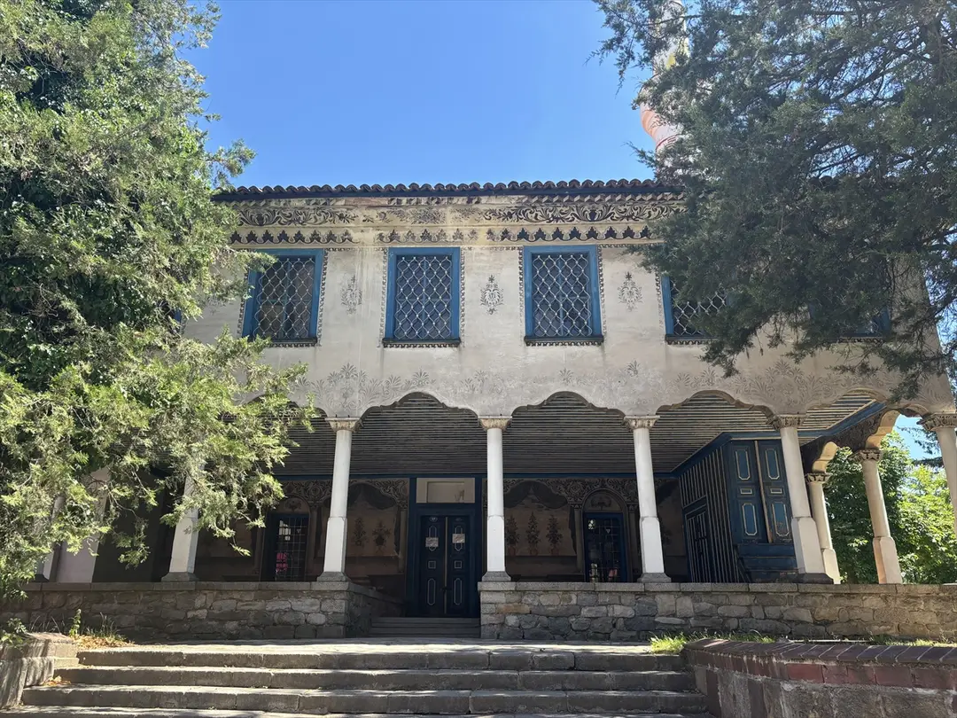 Bayraklı Camii: Osmanlı mirası barok süslemelerle korunuyor
