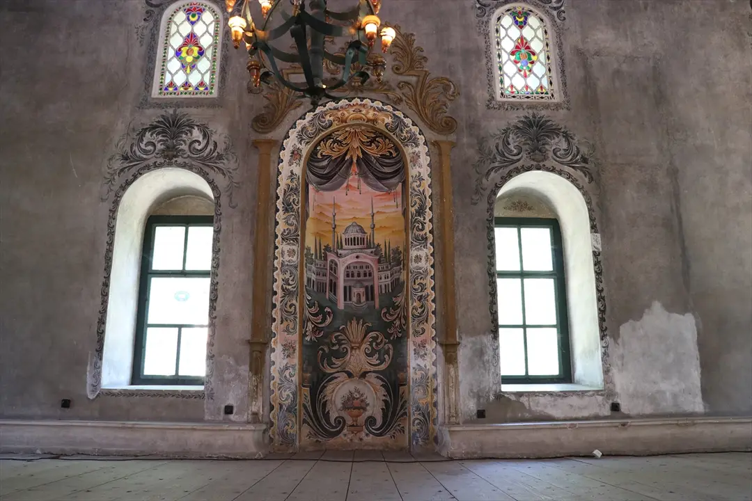 Bayraklı Camii: Osmanlı mirası barok süslemelerle korunuyor
