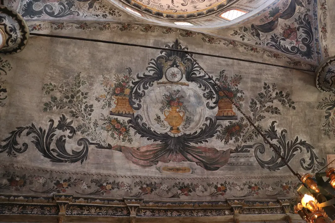 Bayraklı Camii: Osmanlı mirası barok süslemelerle korunuyor
