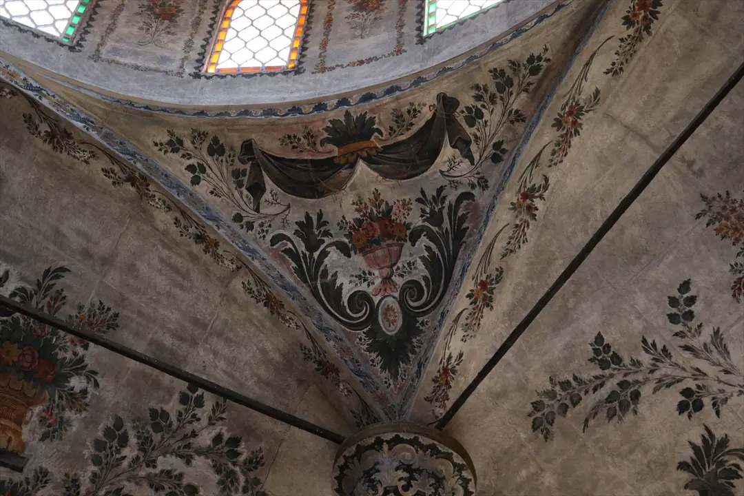 Bayraklı Camii: Osmanlı mirası barok süslemelerle korunuyor